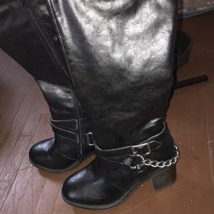 Women’s boots size 6